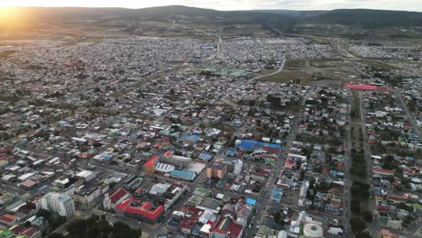 Paisaje-Urbano-De-Punta-Arenas,-Chile-Vista-Aérea-Panorámica-De-La-Ciudad-De-Entrada-Antártica-Durante-El-Amanecer-De-Verano,-Arquitectura-Urbana,-Calles-Y-Horizonte