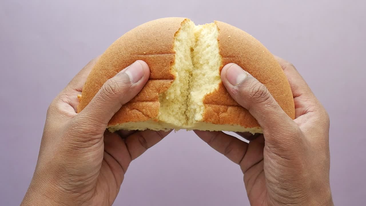 손으로 베이커리 케이크를 부러뜨리는 탑 뷰