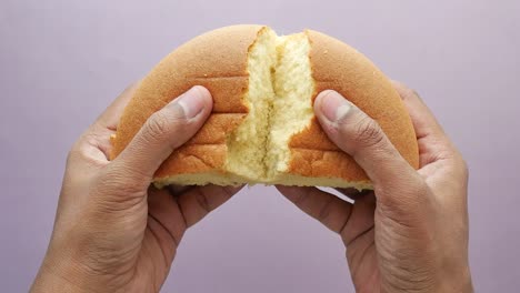 el pastel de panadería se rompe a mano , vista desde arriba .