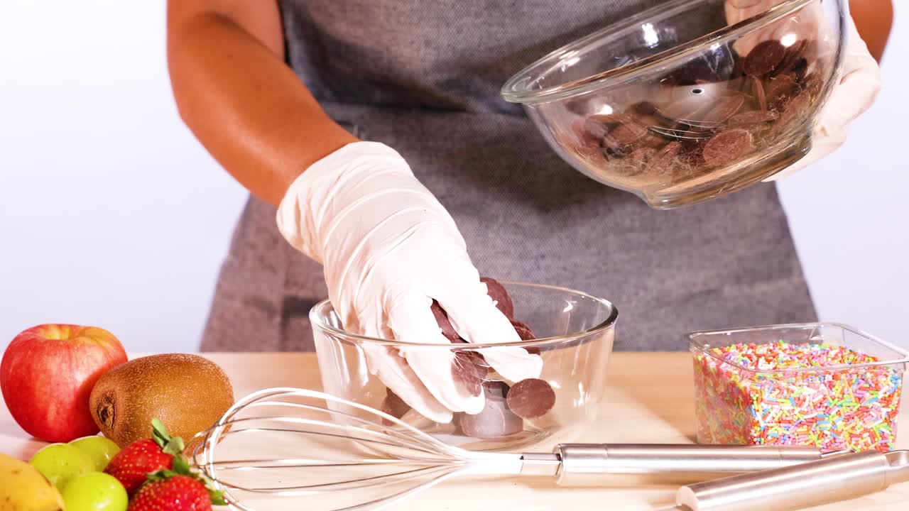 다채로운 스프링클을 가진 초콜릿 디스크를 준비하는 것