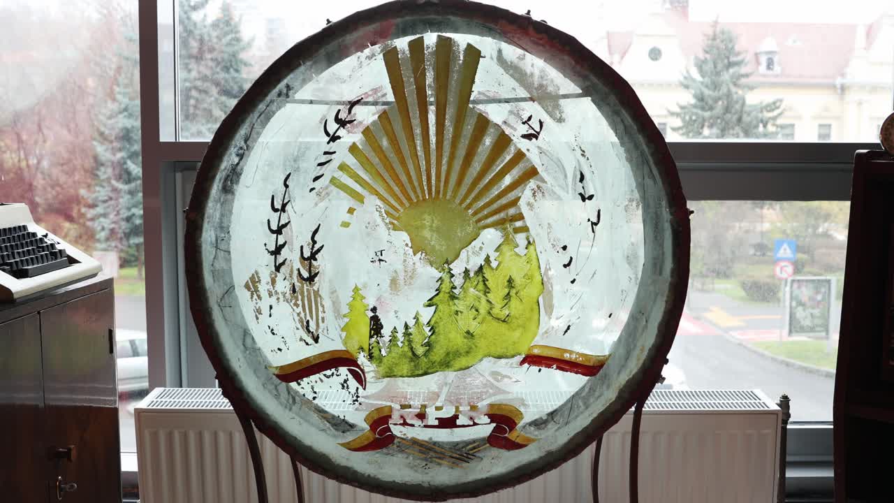 루마니아 건물 내부 창문에 공산주의 전시