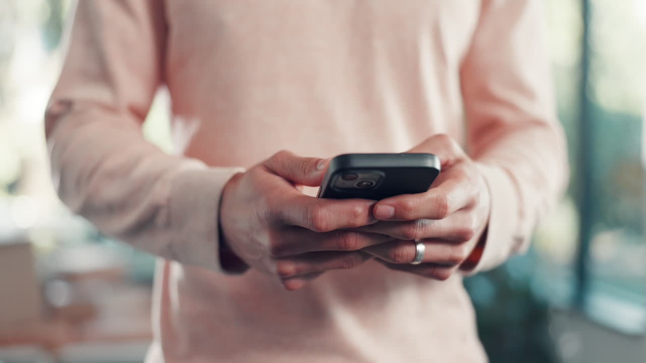 persona que utiliza un teléfono inteligente