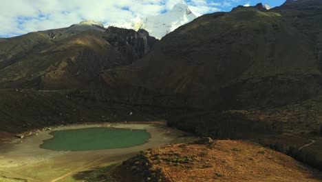 un lago formado por el derretimiento de los glaciares en los andes peruanos es el resultado del calentamiento global y el cambio climático - vista aérea