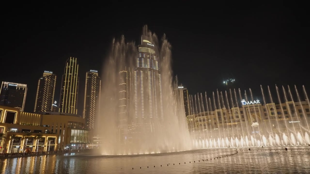 Lo spettacolo della Fontana di Dubai di notte nel centro di Dubai