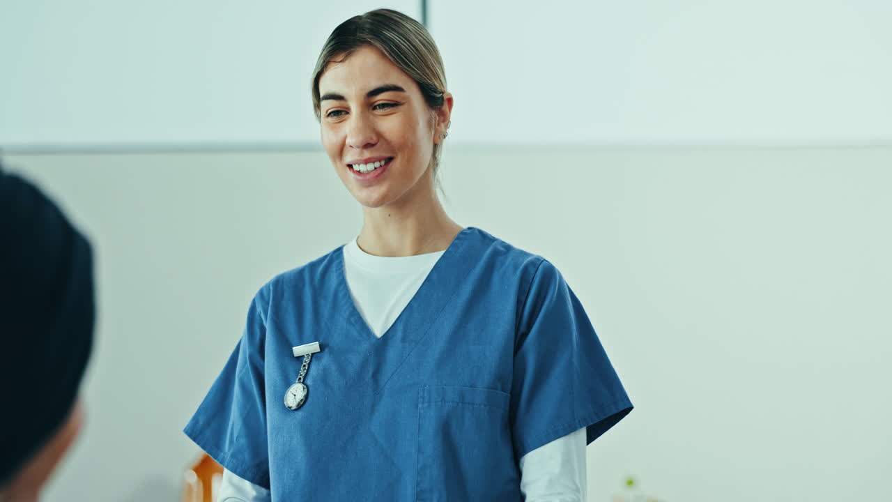 atención médica, retroalimentación y una enfermera hablando con