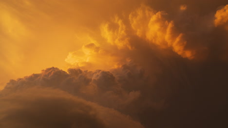 una supercélula advertida de tornado explota al atardecer en el centro de texas