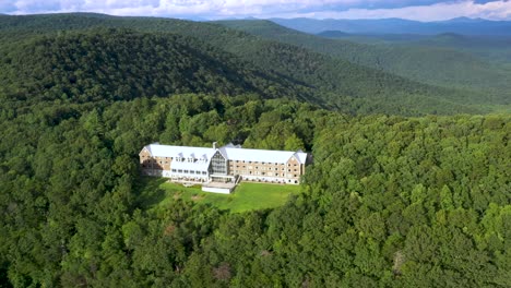 amicolala falls state park lodge edificio en paisaje forestal, aéreo