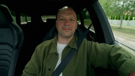 mann, der ein auto fährt