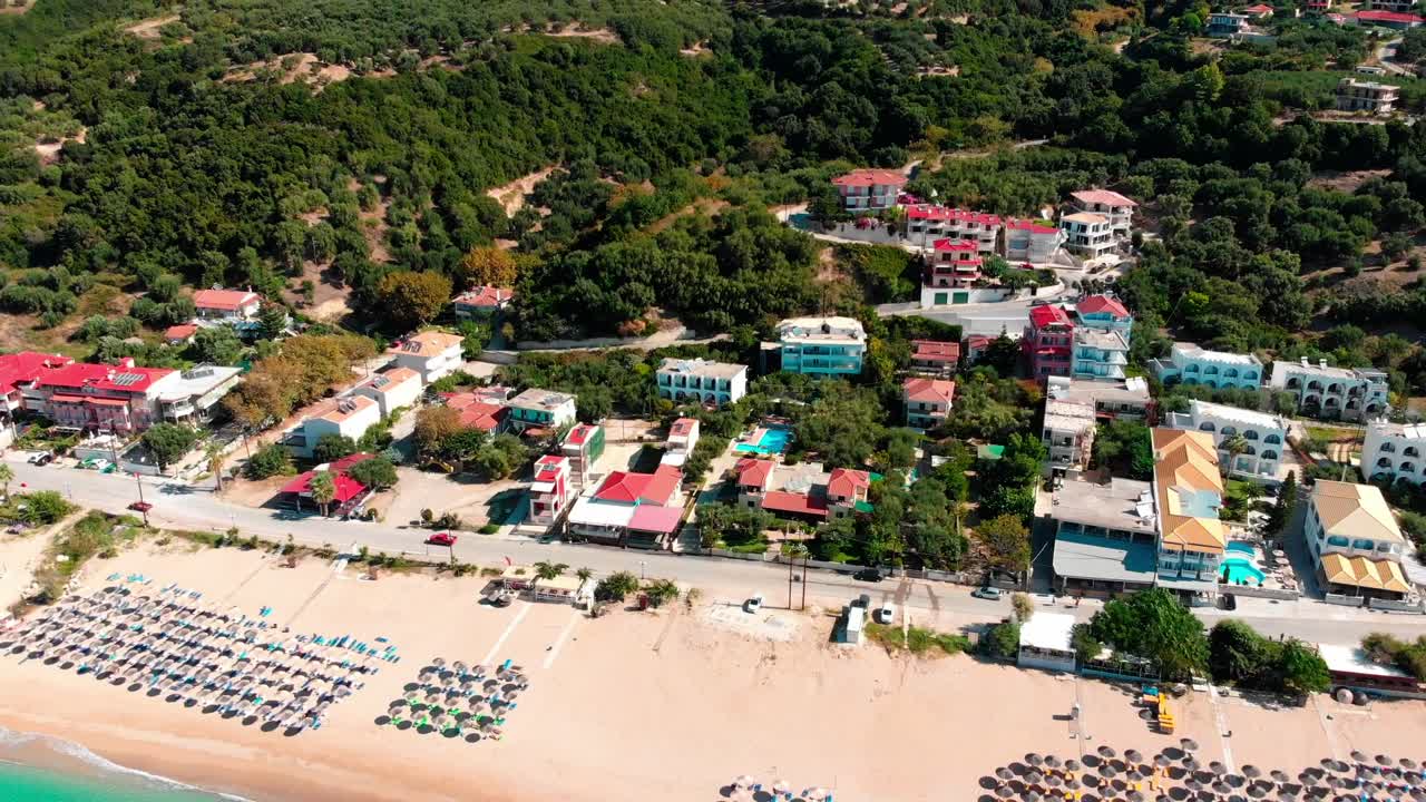 드론이 그리스의 아름다운 해변을 날다