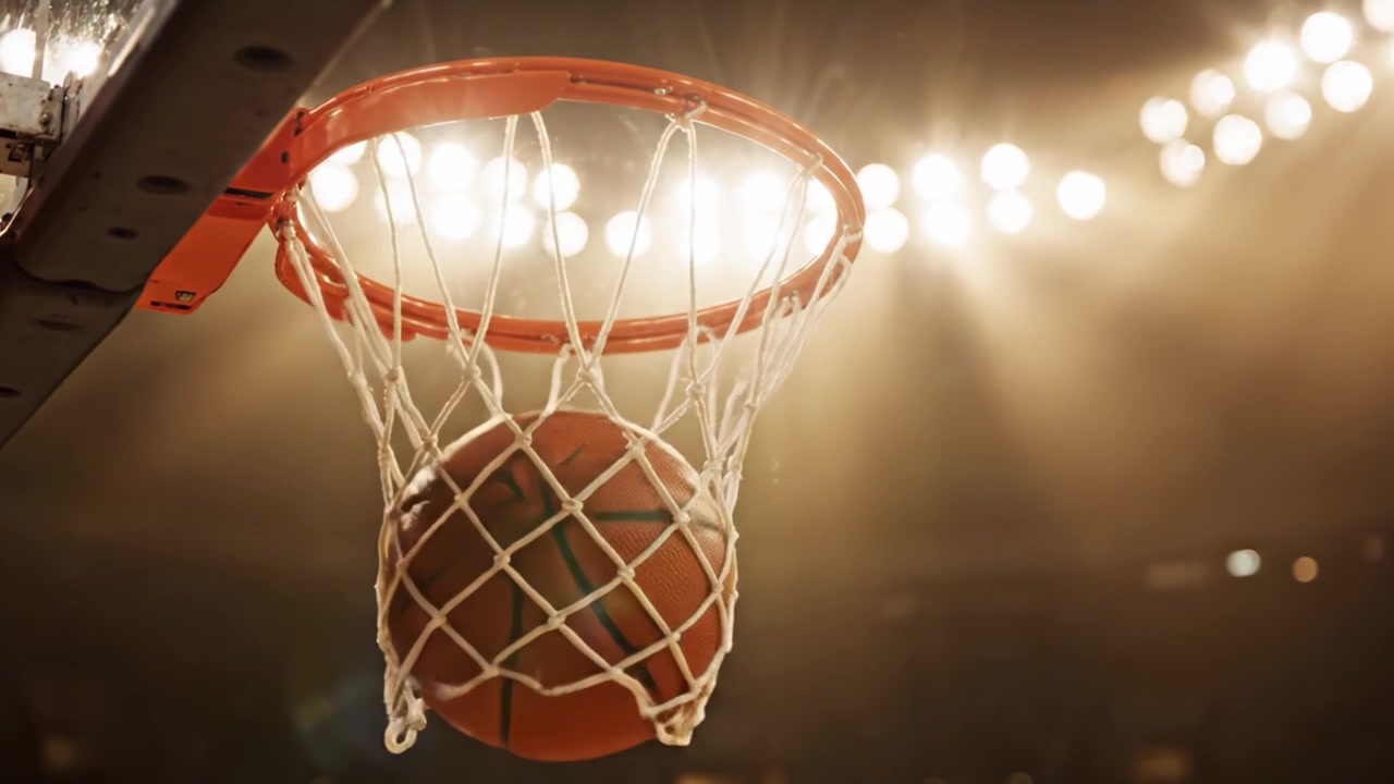 Primo piano dinamico di un canestro da basket sotto le luci radiose dell'arena, che cattura l'emozione e l'energia del gioco in due fotogrammi.