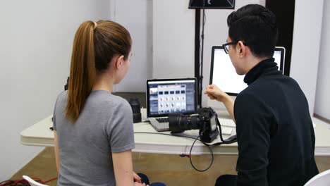 fotógrafos trabajando en la computadora portátil en el escritorio
