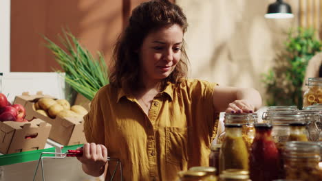 la mujer degusta los alimentos de la tienda antes de comprarlos.
