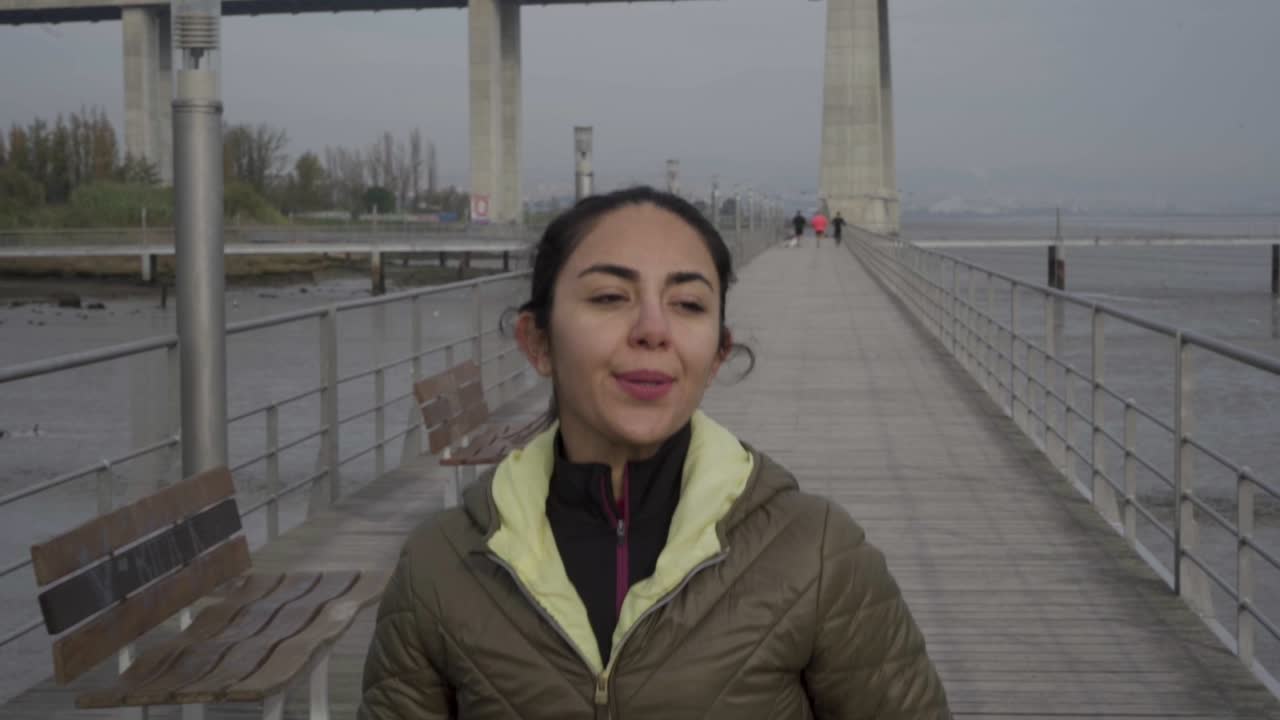 해변에서 훈련하는 행복한 힌두 여성