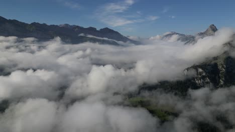 Vista-Aérea-De-Montañas-Místicas:-Capturando-La-Belleza-De-Picos-Y-Nubes-Verdes