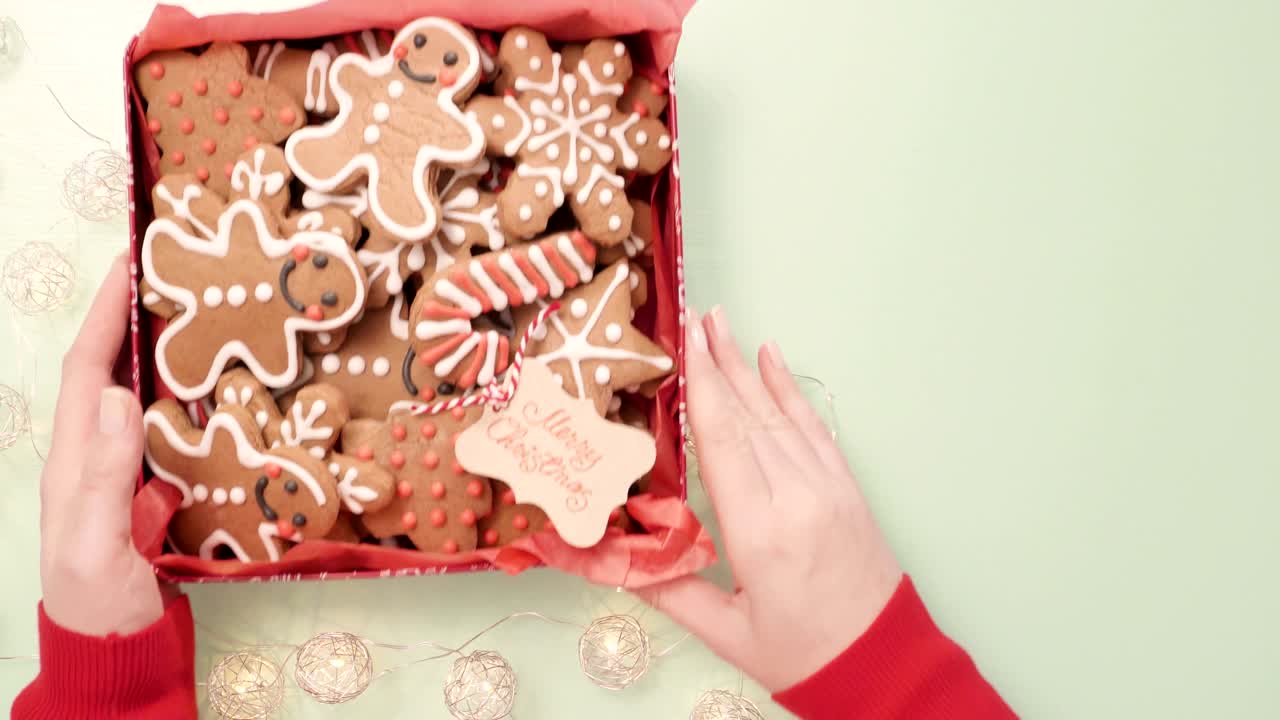 galletas de pan de jengibre tradicionales hechas en casa como regalos de comida sobre un fondo azul