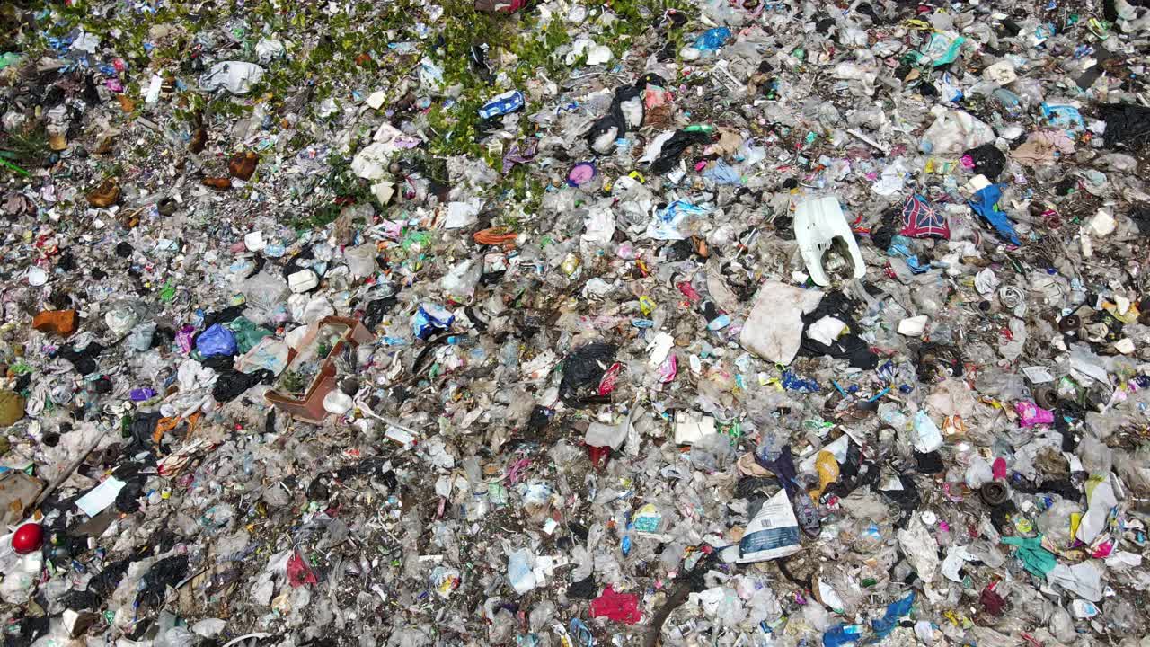 toma aérea de seguimiento de un vertedero de basura