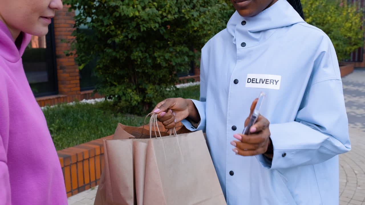 una mujer entregando comida rápida.