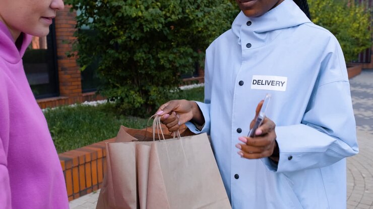 Donna che consegna fast food