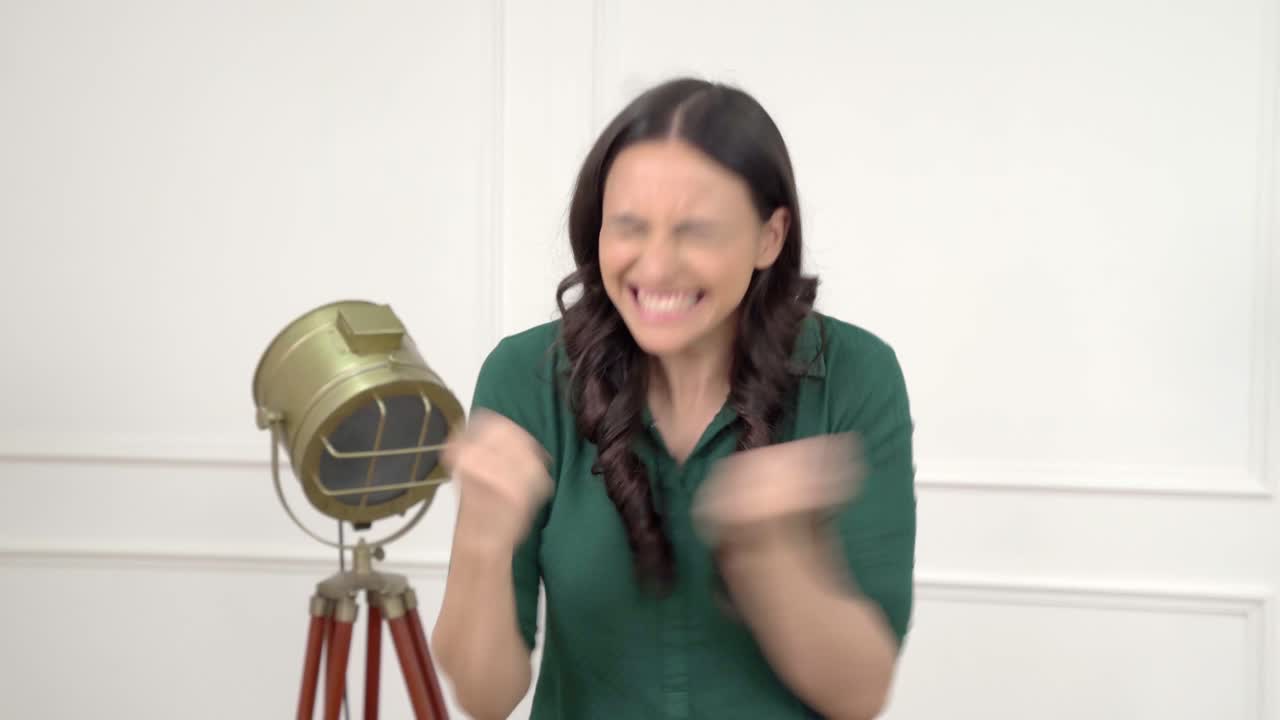 chica india celebrando y disfrutando