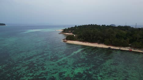 Playa-Tropical-Con-Tradicionales-Embarcaciones-De-Cola-Larga-Al-Atardecer-En-Koh-Lipe,-Creando-Una-Atmósfera-Serena-Y-Pintoresca