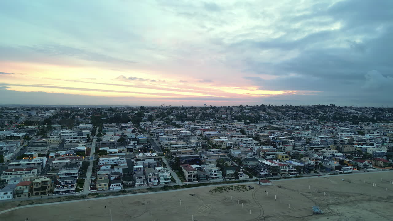맨해튼 해변을 따라 고급스러운 방갈로를 는 공중 드론  다운