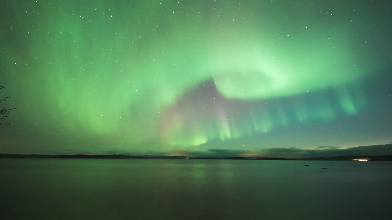 hipnotizante lapso de tiempo de las luces del norte en el cielo nocturno oscuro sobre el mar del norte