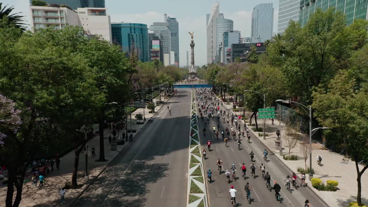 paseo de la reforma 도시 근처의 도로에서 자전거 타는 사람 위의 드론 광각 돌리