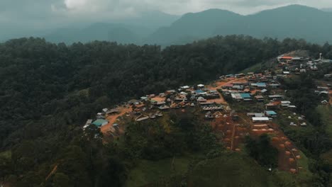 Antena-Sobre-Un-Pequeño-Pueblo-étnico-En-La-Colina-En-El-Valle-De-La-Montaña