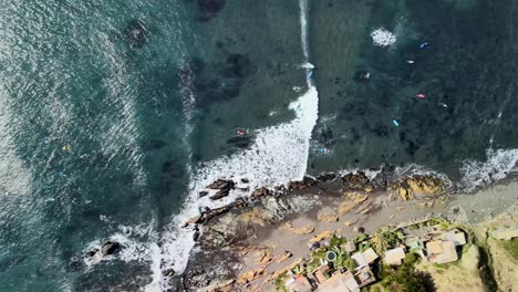 Olas-Y-Mar-Visto-Desde-Arriba-Con-Surfistas-En-Punta-De-Lobos-Chile