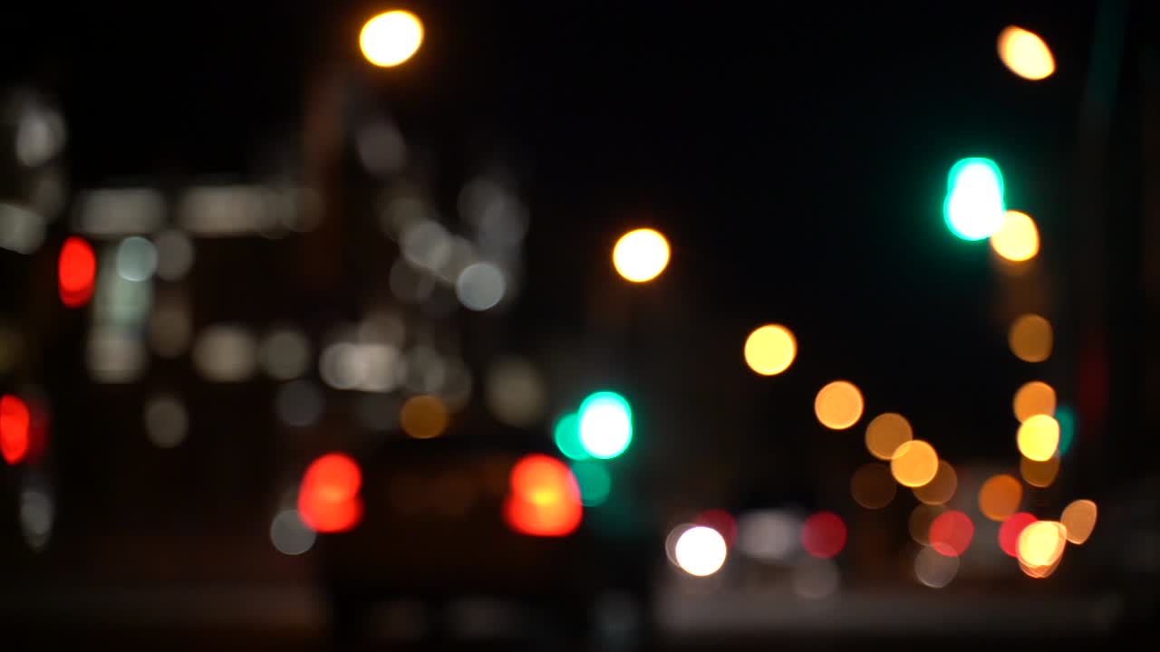 tráfico de bokeh borroso en la carretera por la noche en una gran ciudad,