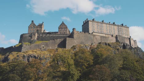 Wide-shot-of-Edinburgh-castle