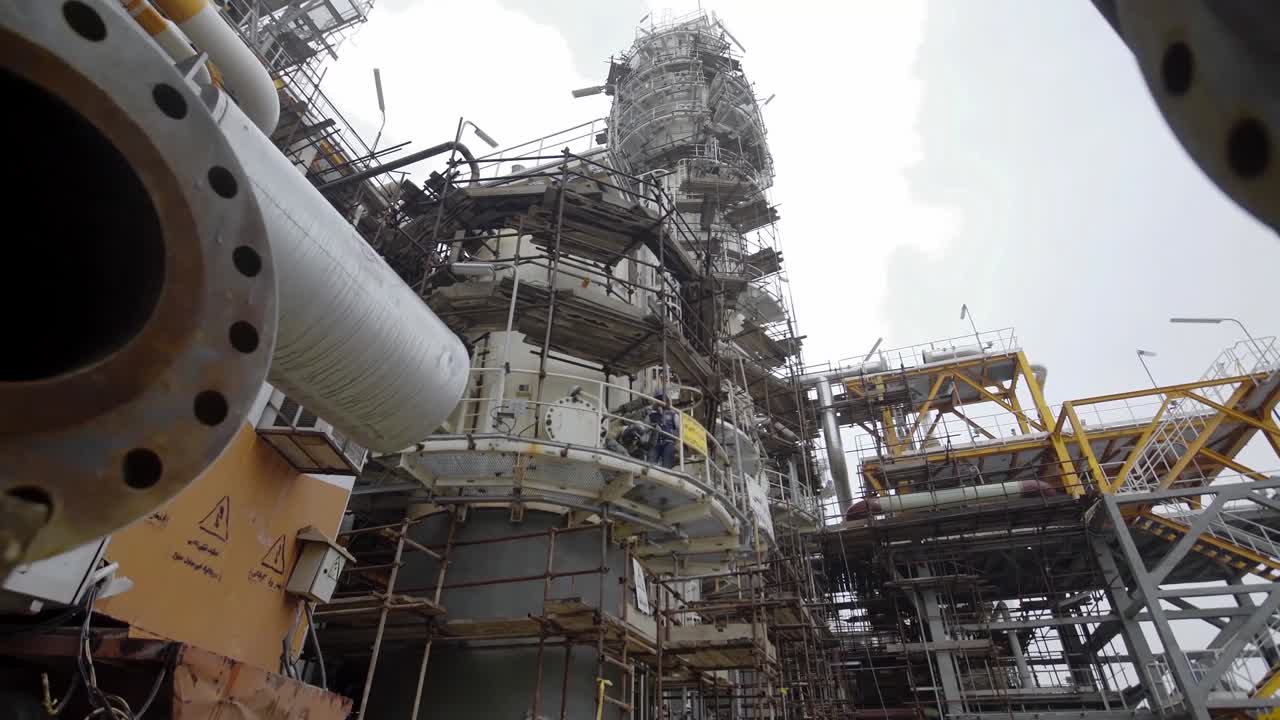 cruzando las tuberías de refinería en construcción