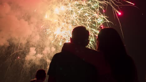 un par de relojes de fuegos artificiales.
