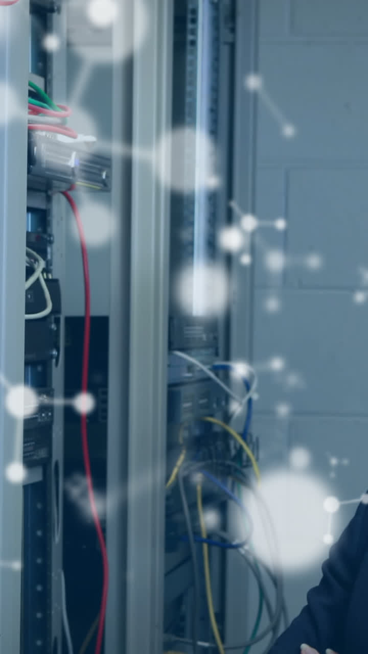 animación de moléculas sobre una mujer caucásica sonriente de pie en los servidores