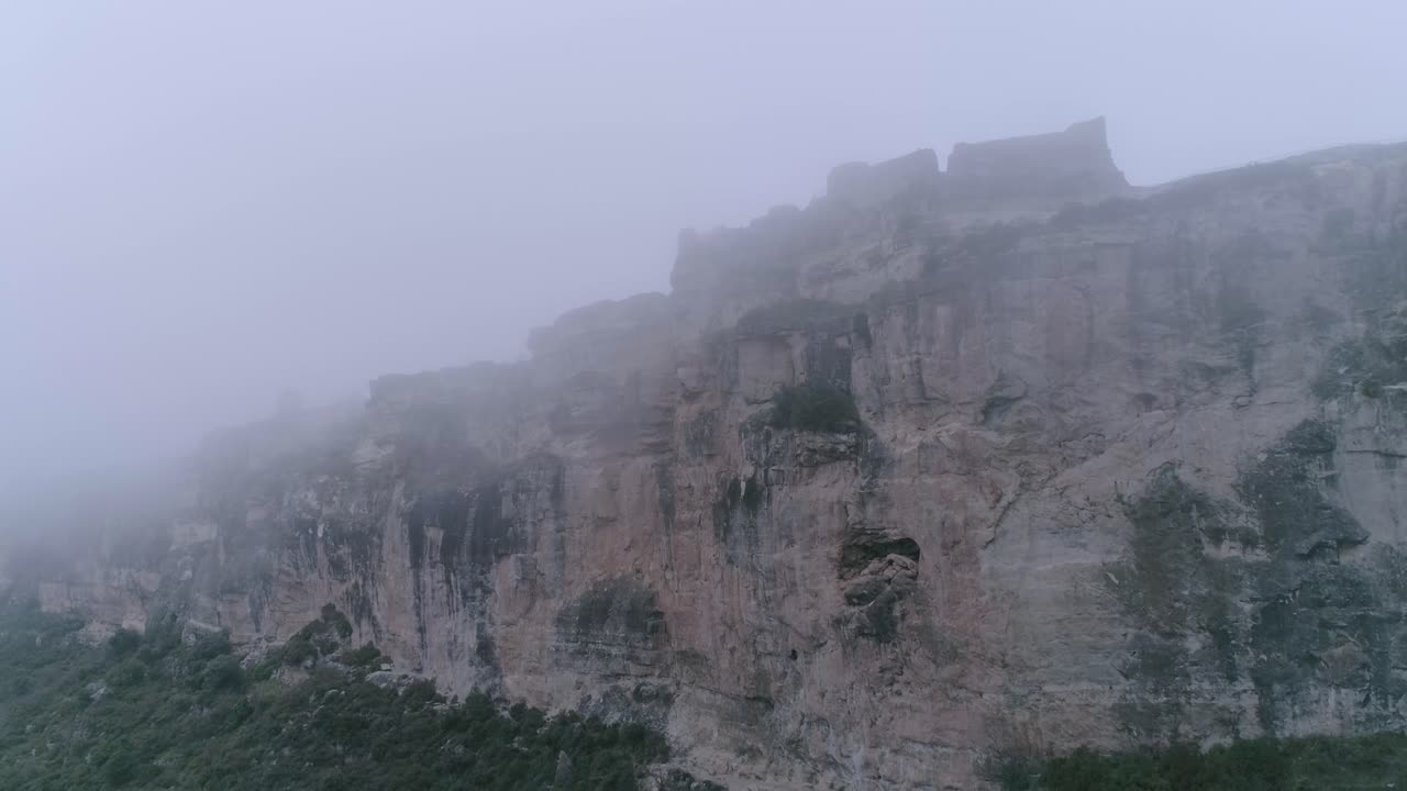 empinada pared de acantilados de montaña contra el cielo nublado en siurana, tarragona, cataluña, españa