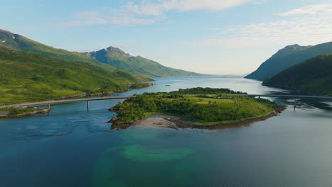 majestätische austerstraumen- und vesterstraumenbrücken, die die lofoten-inseln mit dem norwegischen festland verbinden