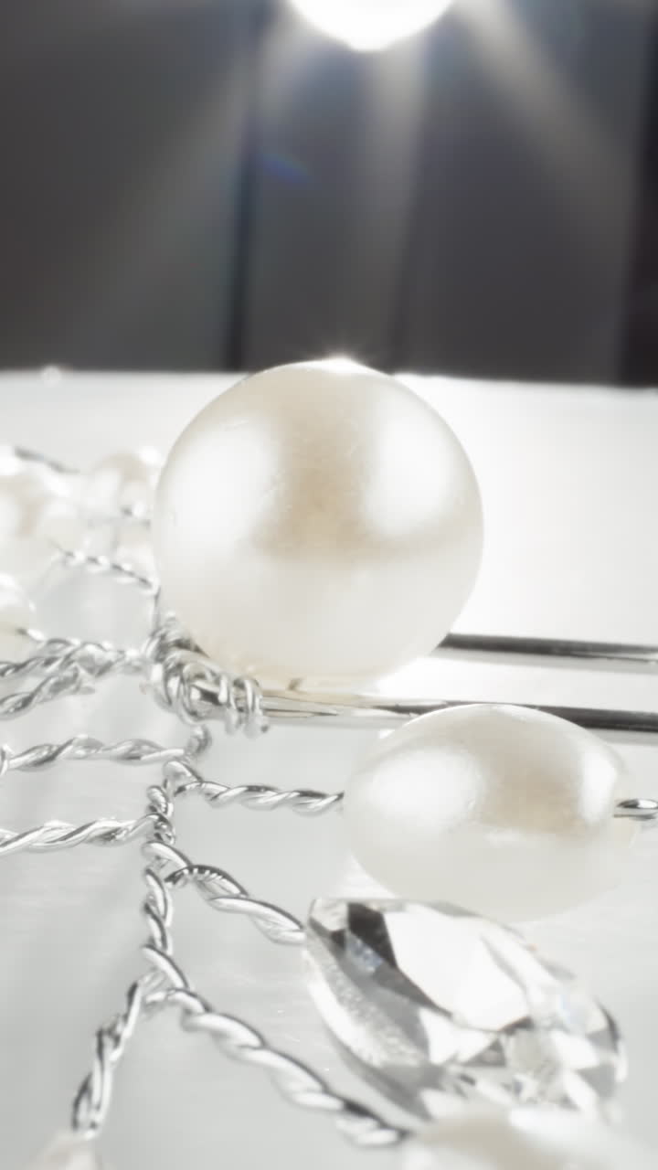 반이는 색 진주 목걸이와 크리스탈 억양이  테이블에 빛을 반사합니다.