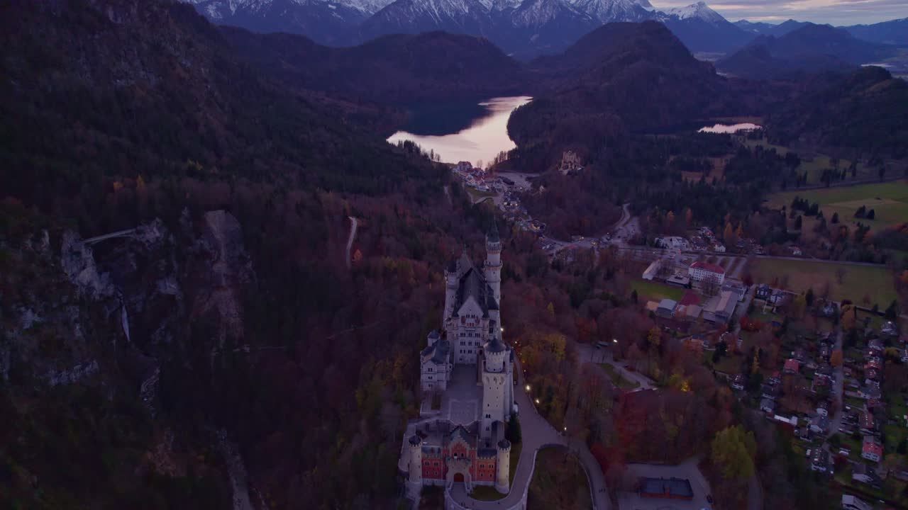 Il tramonto autunnale colora il Castello di Neuschwanstein e le Alpi, Schwangau, Germania