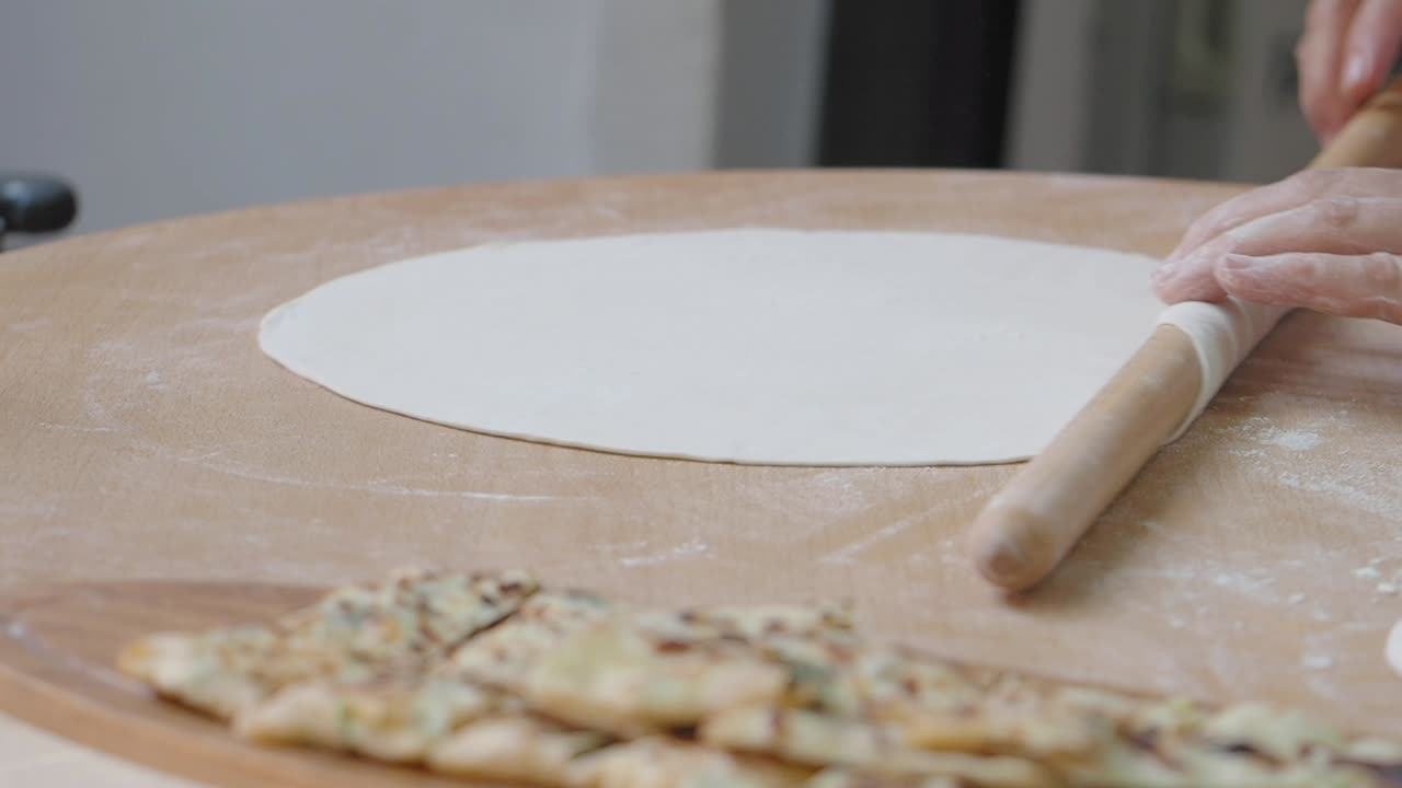 Preparare l'impasto con un mattarello