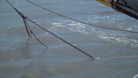 Barco-De-Pesca-Bajando-La-Red-De-Pesca-Al-Mar,-Cadena-Alimentaria,-Marca-Registrada-Msc