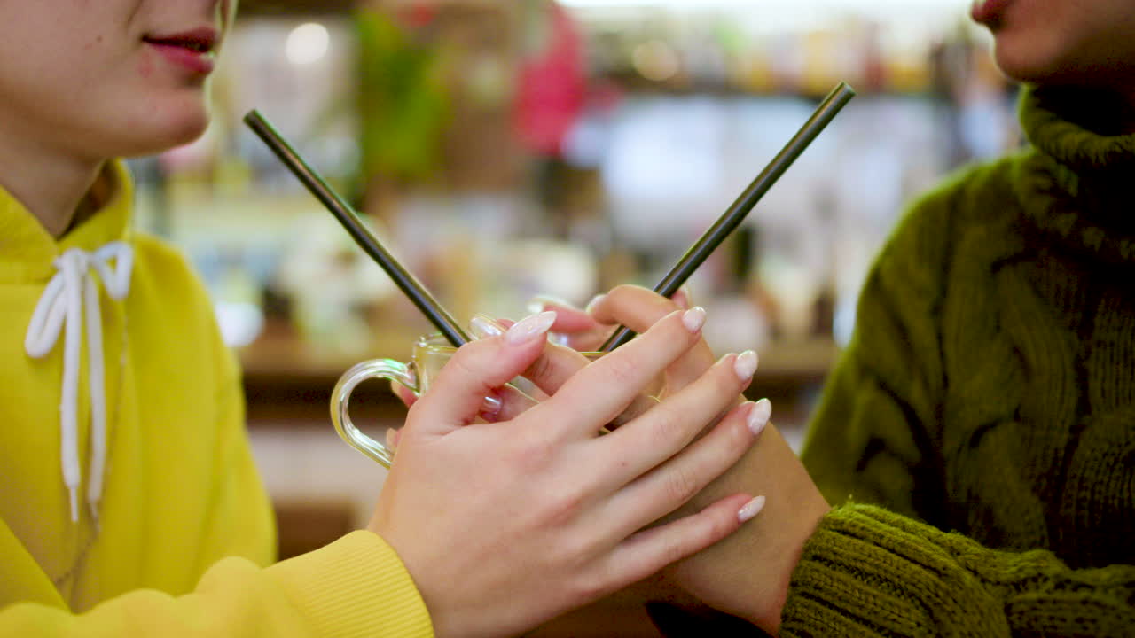 신선 한 음료 를 마시는 인식 할 수 없는 여자 들