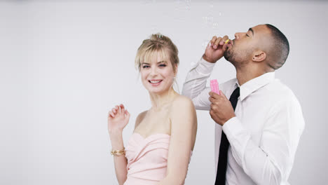 pareja soplando burbujas en cámara lenta serie de cabina de fotos de bodas