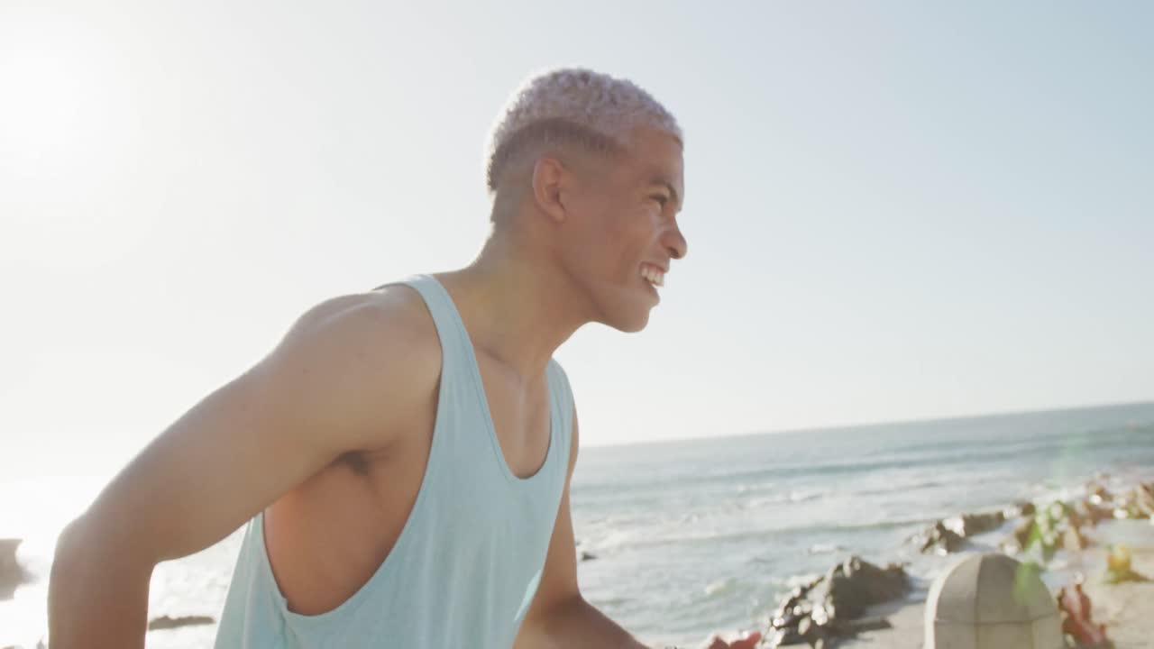 슬로우 모션으로 산책로에서 달리는 행복한 두 인종의 남자