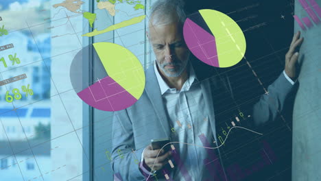 animación de diagramas y procesamiento de datos sobre empresario caucásico usando teléfono inteligente