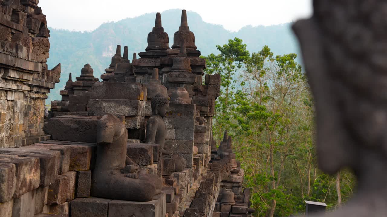 Statue del tempio di Borobudur