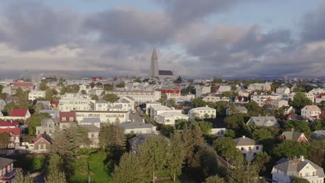 Traditionelle-Weiße-Häuser-In-Reykjavik-Mit-Dem-Beliebten-Wahrzeichen-Hallgrímskirkja