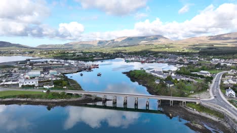 Drone-Vuela-Sobre-El-Puerto-Pesquero-De-Castletownbere-Y-La-Ciudad-Temprano-En-La-Mañana-En-El-Camino-Atlántico-Salvaje,-Puerta-De-Entrada-De-Irlanda-Al-Destino-Turístico-De-West-Cork