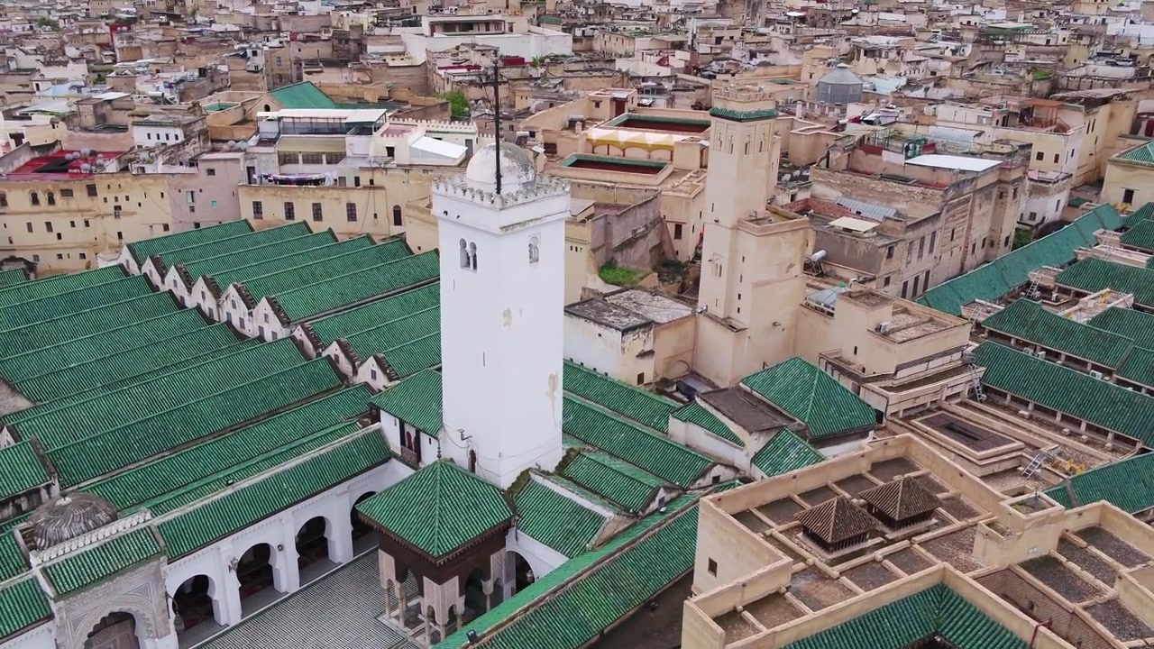 Drohnen-Luftaufnahme des Innenhofs der Al-Qarawiyyin-Moschee mit grünen Dächern und traditionellen Bögen in der historischen Medina von Fès, Marokko, ideal für Kulturprojekte