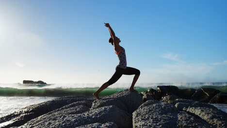 jugadora de voleibol femenina haciendo yoga en la playa 4k