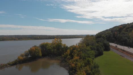 Vista-Aérea-Del-Río-Illinois-Desde-Una-Carretera-Frente-Al-Río-En-Peoria,-Illinois-Durante-El-Otoño